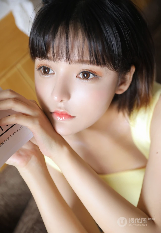 满满胶原蛋白，浅粉短发大眼睛润唇少女短款装肩带背心短裤沙发写真