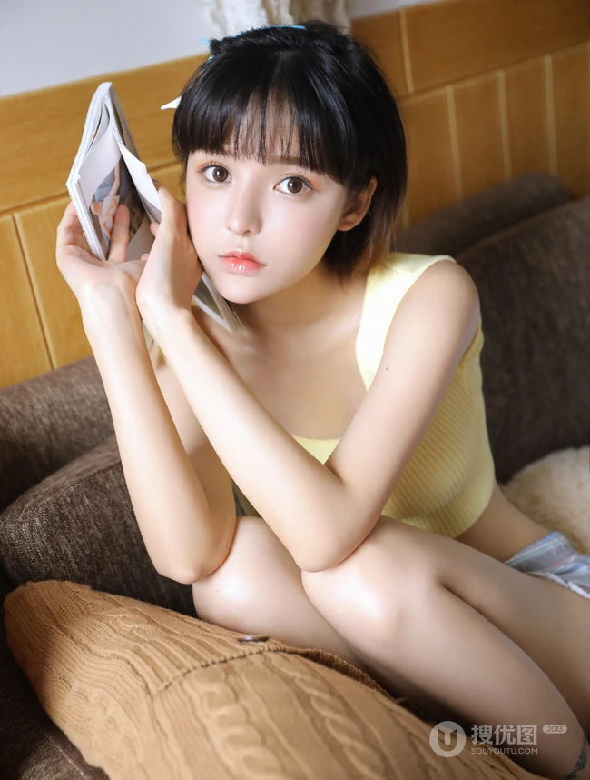 满满胶原蛋白，浅粉短发大眼睛润唇少女短款装肩带背心短裤沙发写真