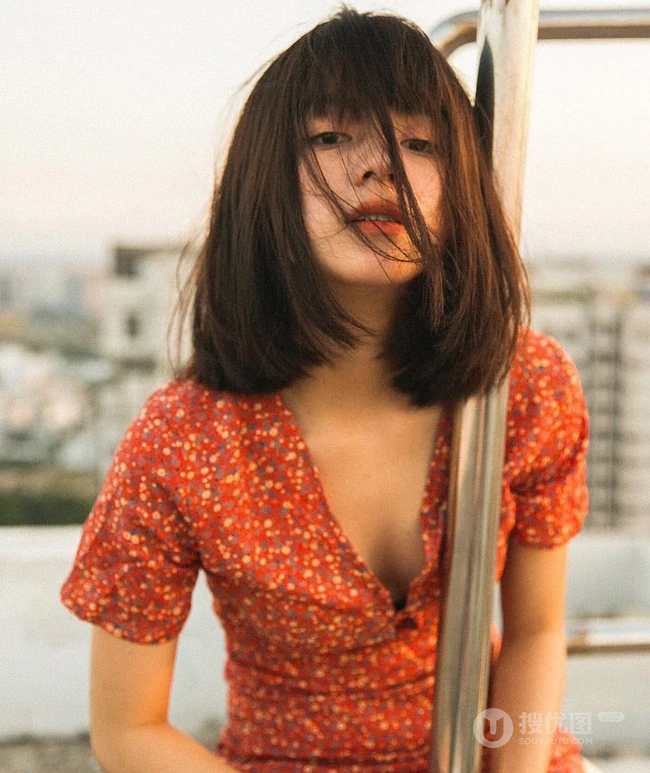 齐刘海短发发型混血女生时尚靓丽，青春动感唯美气质生活照片图集