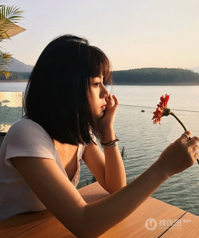 齐刘海短发发型混血女生时尚靓丽，青春动感唯美气质生活照片图集