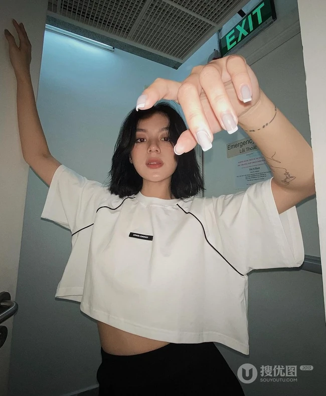 齐刘海短发发型混血女生时尚靓丽，青春动感唯美气质生活照片图集