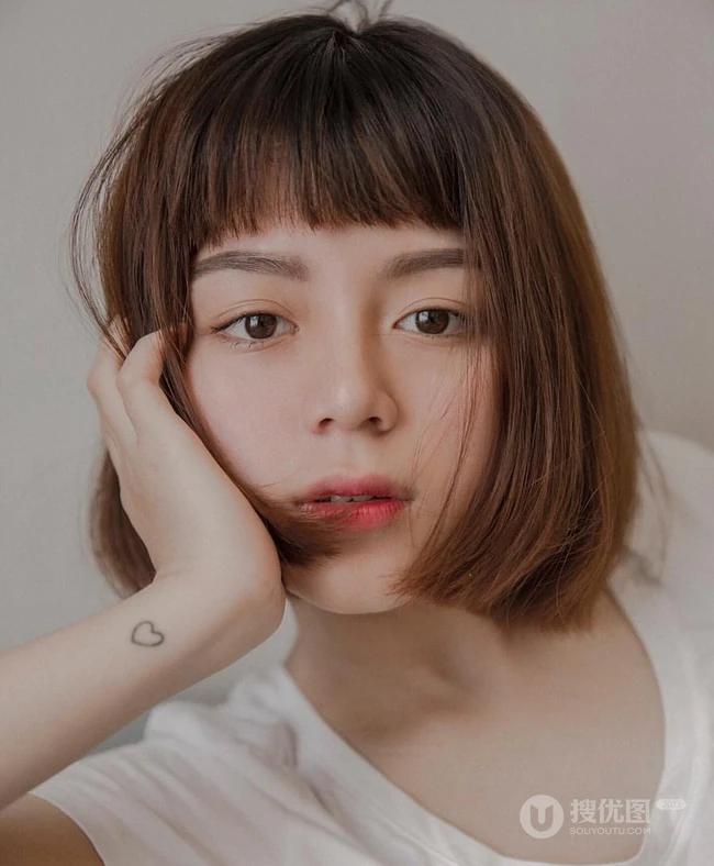齐刘海短发发型混血女生时尚靓丽，青春动感唯美气质生活照片图集
