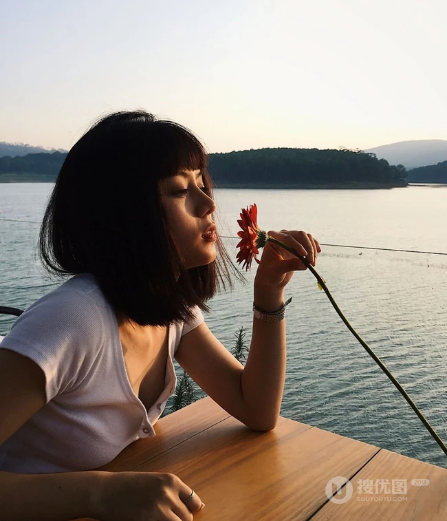 齐刘海短发发型混血女生时尚靓丽，青春动感唯美气质生活照片图集