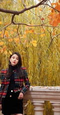 贾青柔美气质冬日穿搭户外茅草坡唯美写真照片