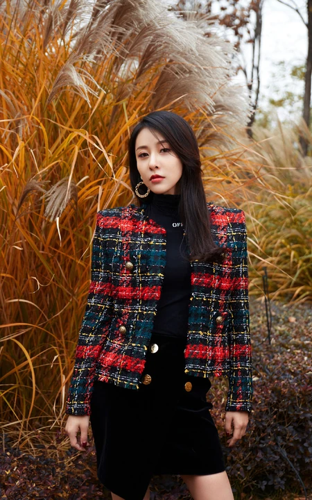 贾青柔美气质冬日穿搭户外茅草坡唯美写真照片