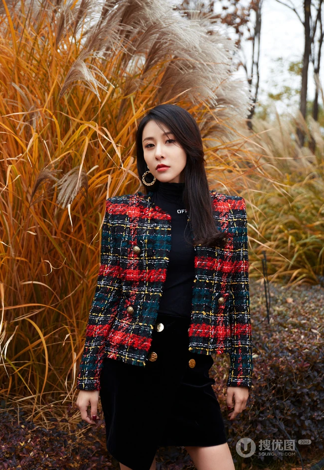 贾青柔美气质冬日穿搭户外茅草坡唯美写真照片