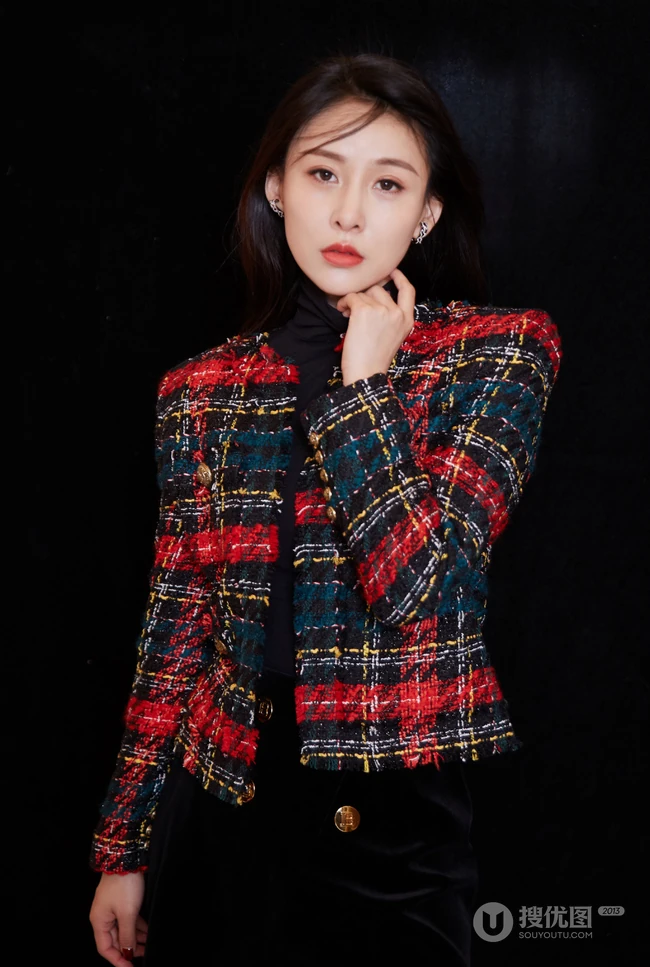 贾青柔美气质冬日穿搭户外茅草坡唯美写真照片