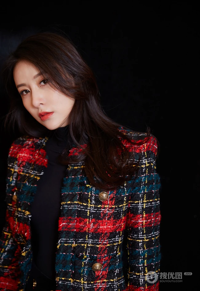 贾青柔美气质冬日穿搭户外茅草坡唯美写真照片