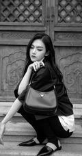 曾可妮大宅院门前，手拿黑色小包时尚靓丽黑白写真美照