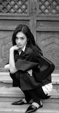 曾可妮大宅院门前，手拿黑色小包时尚靓丽黑白写真美照