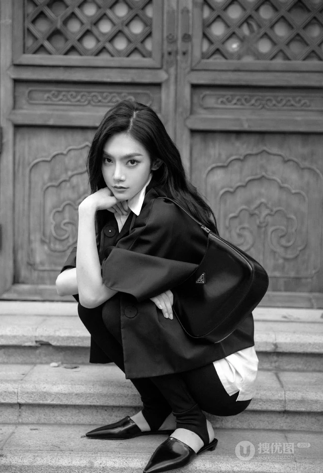 曾可妮大宅院门前，手拿黑色小包时尚靓丽黑白写真美照