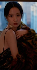 湖南女演员李梦气质肩带露背装居家窗前写真图片