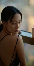 湖南女演员李梦气质肩带露背装居家窗前写真图片