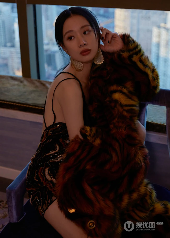 湖南女演员李梦气质肩带露背装居家窗前写真图片