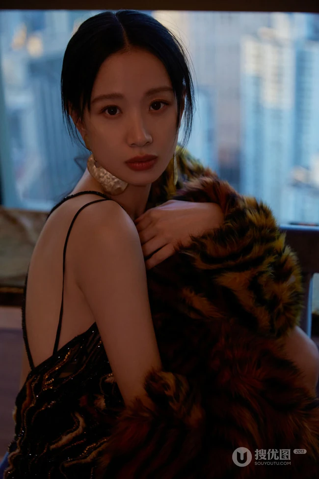 湖南女演员李梦气质肩带露背装居家窗前写真图片