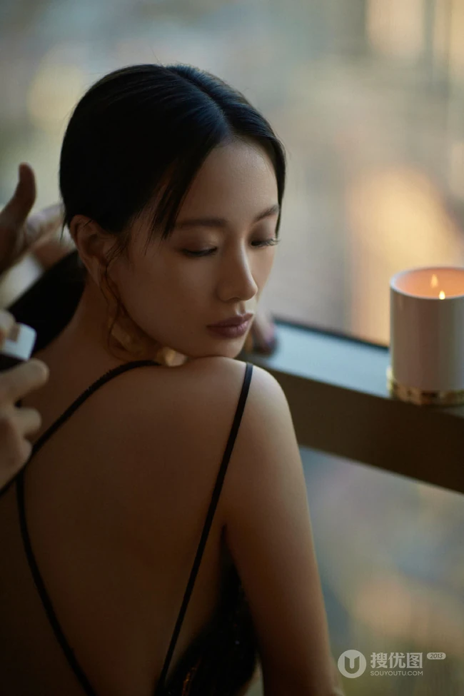 湖南女演员李梦气质肩带露背装居家窗前写真图片
