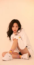 王莫涵时尚靓丽卫衣短裤穿搭玩转下衣失踪显修长线条感写真照
