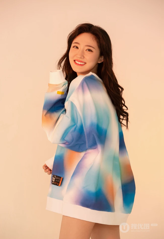 王莫涵时尚靓丽卫衣短裤穿搭玩转下衣失踪显修长线条感写真照