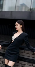 宋妍霏眼戴墨镜气质动人楼阁走廊写真，黑色连衣裙礼物，设计感十足