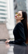 宋妍霏眼戴墨镜气质动人楼阁走廊写真，黑色连衣裙礼物，设计感十足