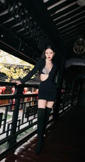 宋妍霏眼戴墨镜气质动人楼阁走廊写真，黑色连衣裙礼物，设计感十足