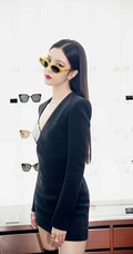 宋妍霏眼戴墨镜气质动人楼阁走廊写真，黑色连衣裙礼物，设计感十足