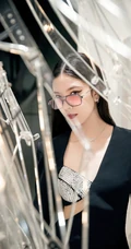 宋妍霏眼戴墨镜气质动人楼阁走廊写真，黑色连衣裙礼物，设计感十足