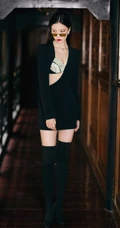 宋妍霏眼戴墨镜气质动人楼阁走廊写真，黑色连衣裙礼物，设计感十足