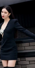 宋妍霏眼戴墨镜气质动人楼阁走廊写真，黑色连衣裙礼物，设计感十足
