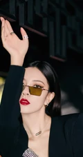 宋妍霏眼戴墨镜气质动人楼阁走廊写真，黑色连衣裙礼物，设计感十足