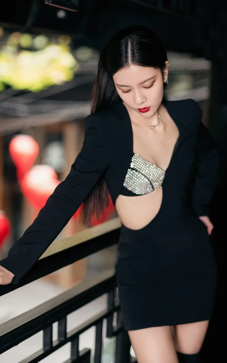 宋妍霏眼戴墨镜气质动人楼阁走廊写真，黑色连衣裙礼物，设计感十足