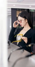 宋妍霏眼戴墨镜气质动人楼阁走廊写真，黑色连衣裙礼物，设计感十足