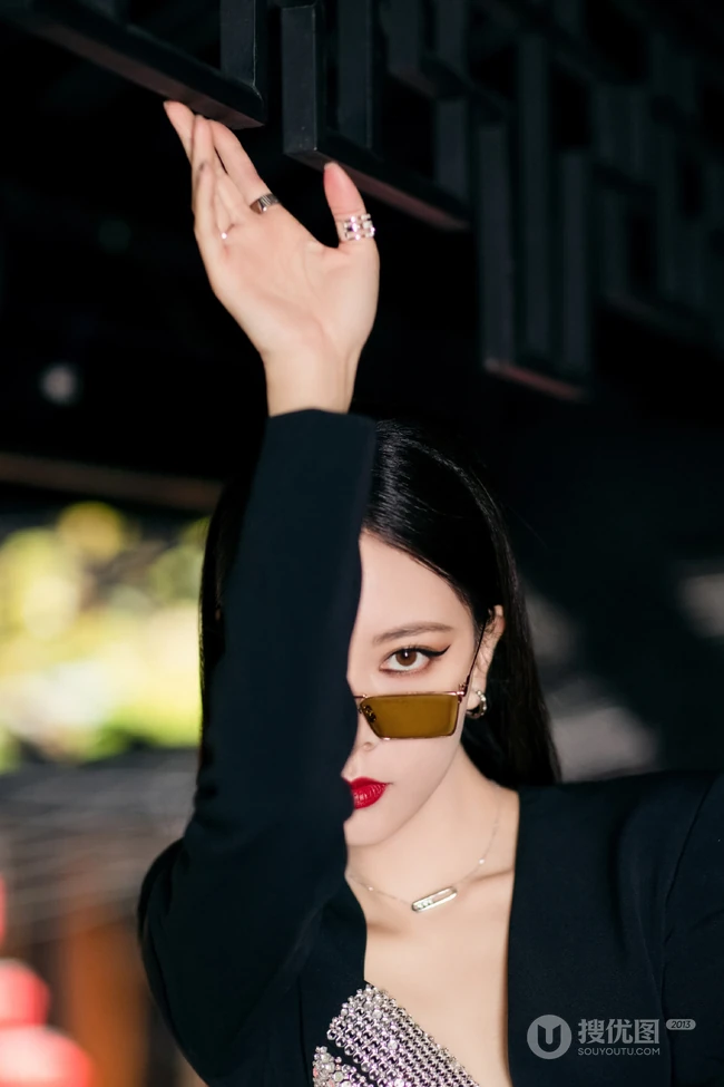 宋妍霏眼戴墨镜气质动人楼阁走廊写真，黑色连衣裙礼物，设计感十足