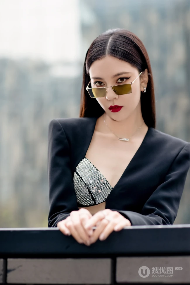 宋妍霏眼戴墨镜气质动人楼阁走廊写真，黑色连衣裙礼物，设计感十足
