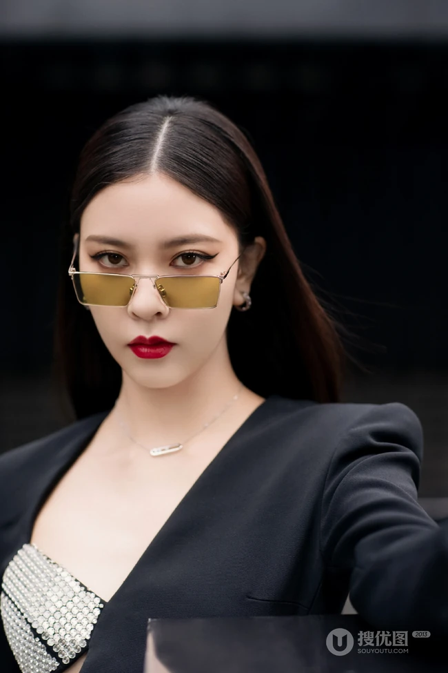 宋妍霏眼戴墨镜气质动人楼阁走廊写真，黑色连衣裙礼物，设计感十足