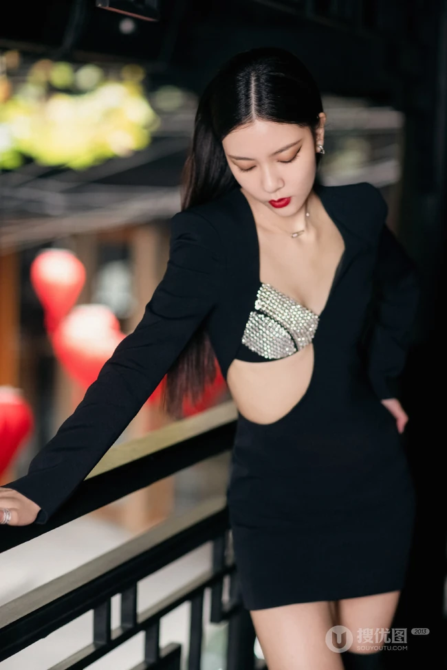 宋妍霏眼戴墨镜气质动人楼阁走廊写真，黑色连衣裙礼物，设计感十足