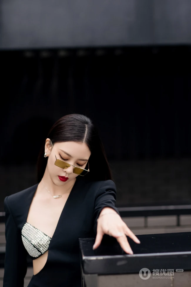宋妍霏眼戴墨镜气质动人楼阁走廊写真，黑色连衣裙礼物，设计感十足