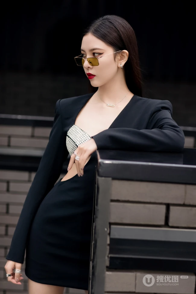 宋妍霏眼戴墨镜气质动人楼阁走廊写真，黑色连衣裙礼物，设计感十足