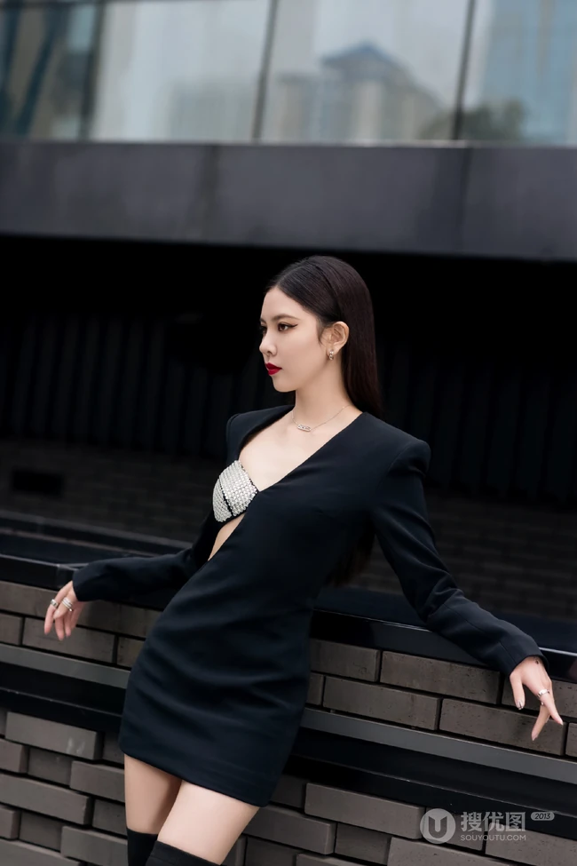 宋妍霏眼戴墨镜气质动人楼阁走廊写真，黑色连衣裙礼物，设计感十足