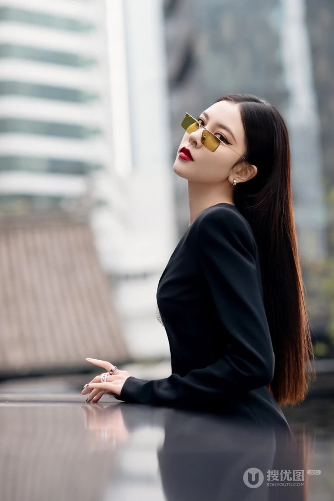宋妍霏眼戴墨镜气质动人楼阁走廊写真，黑色连衣裙礼物，设计感十足