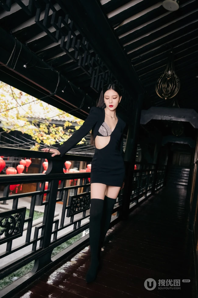 宋妍霏眼戴墨镜气质动人楼阁走廊写真，黑色连衣裙礼物，设计感十足
