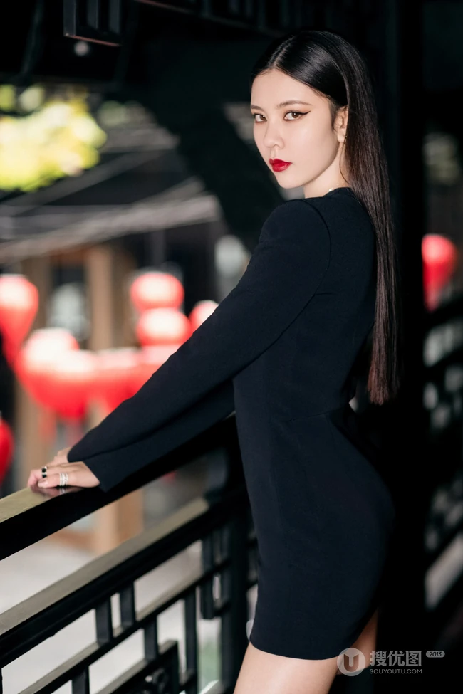 宋妍霏眼戴墨镜气质动人楼阁走廊写真，黑色连衣裙礼物，设计感十足