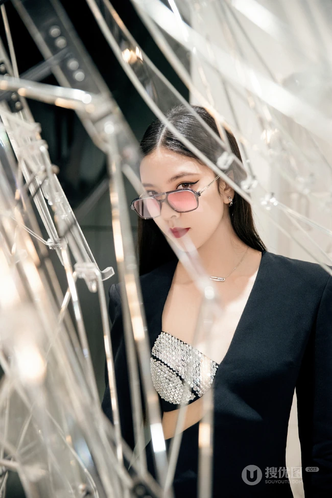 宋妍霏眼戴墨镜气质动人楼阁走廊写真，黑色连衣裙礼物，设计感十足