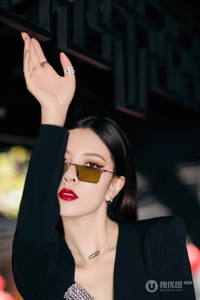 宋妍霏眼戴墨镜气质动人楼阁走廊写真，黑色连衣裙礼物，设计感十足