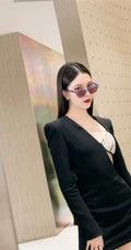 宋妍霏眼戴墨镜气质动人楼阁走廊写真，黑色连衣裙礼物，设计感十足