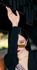 宋妍霏眼戴墨镜气质动人楼阁走廊写真，黑色连衣裙礼物，设计感十足