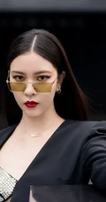 宋妍霏眼戴墨镜气质动人楼阁走廊写真，黑色连衣裙礼物，设计感十足