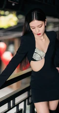 宋妍霏眼戴墨镜气质动人楼阁走廊写真，黑色连衣裙礼物，设计感十足