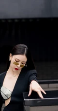 宋妍霏眼戴墨镜气质动人楼阁走廊写真，黑色连衣裙礼物，设计感十足