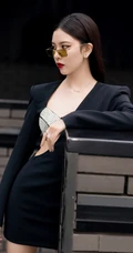 宋妍霏眼戴墨镜气质动人楼阁走廊写真，黑色连衣裙礼物，设计感十足
